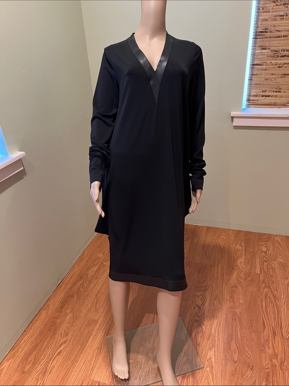 Designer Elegant Black V-Neck Long Sleeve Dress Genuine Leather Trim Size 5 or L